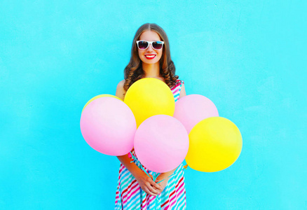夏季 快乐微笑的年轻女人抱着空气多姿多彩的球