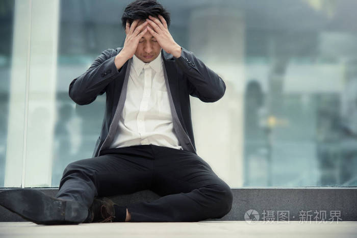 关于他的生意失败的沮丧亚洲商人