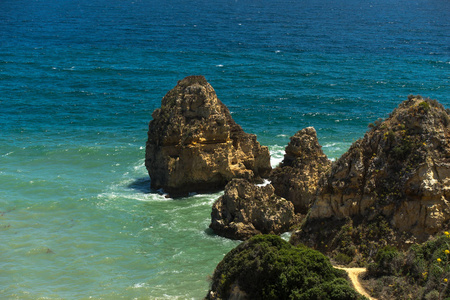 岩石和波在大西洋沿岸的海滨