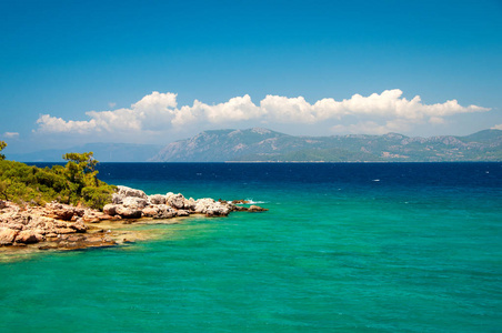 地中海的景观。山和土耳其海