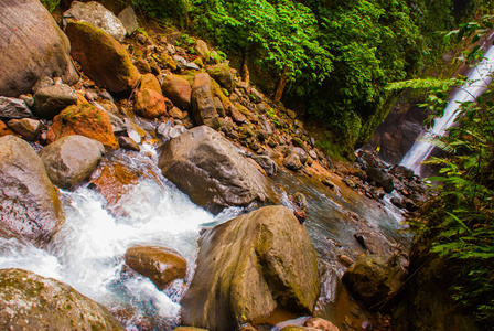 巨大的石头 Casaroro 瀑布附近。菲律宾。瓦伦西亚，岛内格罗斯