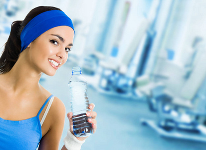 运动装饮用水，在健身房中的女人