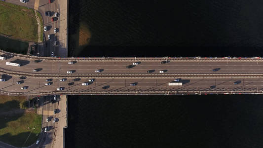 空中水发电厂视图与十字路口 道路 房屋 建筑物 公园和停车场，桥梁。直升机拍摄。全景图像