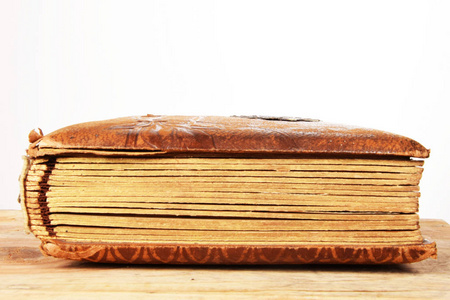 老关木制的桌子上的书