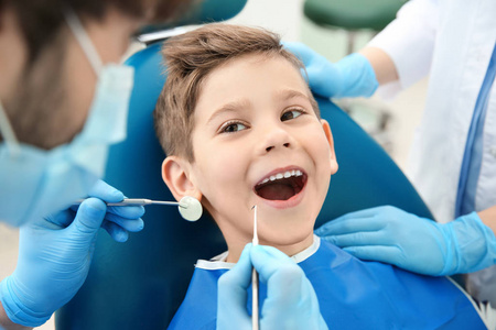 牙医检查孩子的牙齿