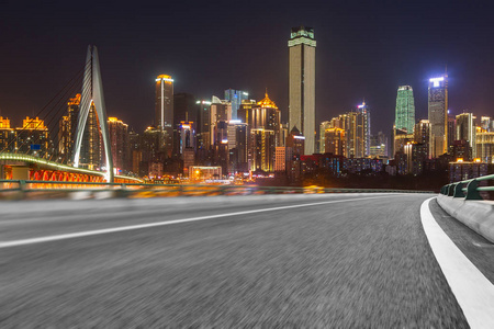 沥青路面，通过现代城市的夜晚