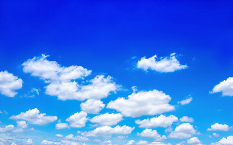 蓝蓝的天空与云的春天夏天背景