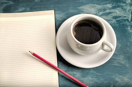 打开空白的白色笔记本 铅笔和杯咖啡选项卡