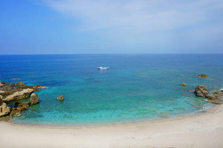 用岩石在前台的海景