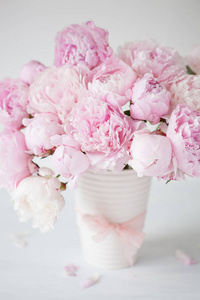美丽的粉红色牡丹鲜花束插在花瓶里