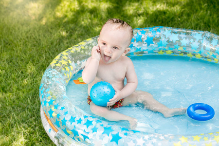 可爱的宝宝男孩喜欢在池里