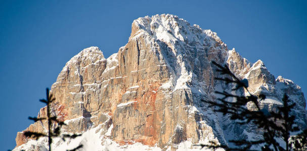 多洛米蒂山冬季的雪域景观