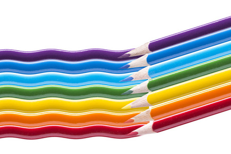 彩色铅笔在彩虹的颜色