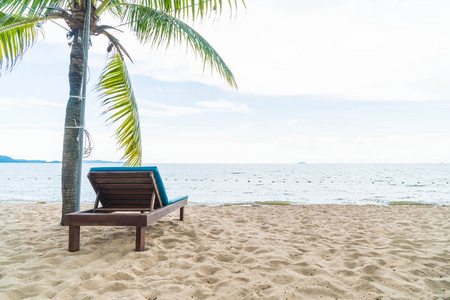 在泰国帕塔亚海滩椅子 棕榈和热带海滩