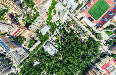 与空中城市景观 十字路口 道路 房屋 建筑物 公园及停车场。阳光灿烂的夏天全景图像