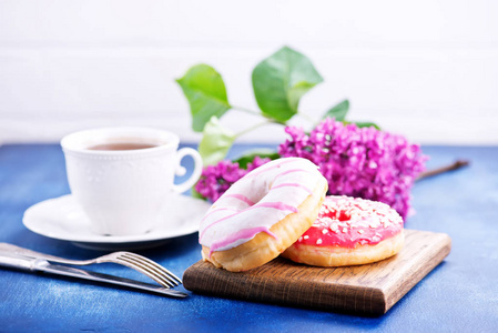 甜甜圈 茶杯和鲜花