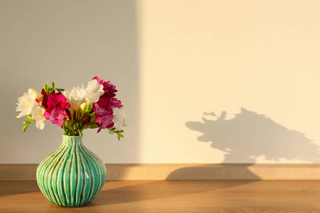 花瓶与美丽小苍兰花