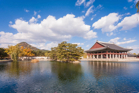 蓝色的天空，在韩国首尔景福宫的湖