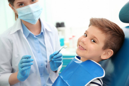 牙医检查小男孩牙在诊所