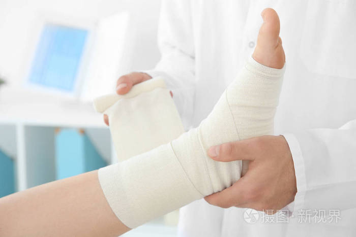 医生应用到病人的腿上的绷带