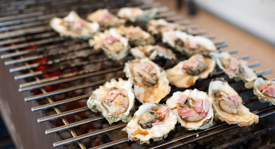牡蛎在烤架上煮熟图片