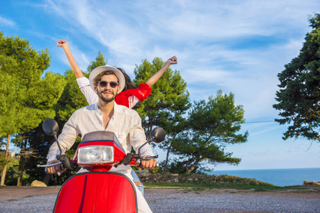 快乐自由自由对夫妇驾驶摩托车兴奋在暑假假期