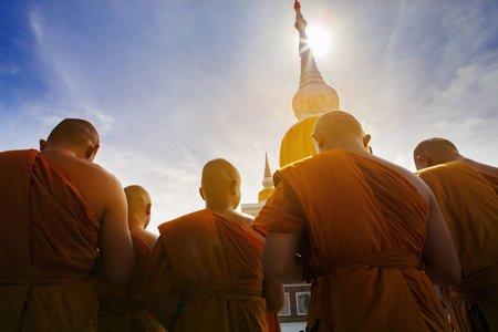 泰国佛僧祈祷在 prathat 纳顿玛哈沙拉坎最重要
