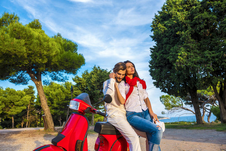 快乐自由自由对夫妇驾驶摩托车兴奋在暑假假期