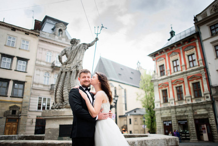 婚礼情侣亲吻之前在 cit 中心雕像
