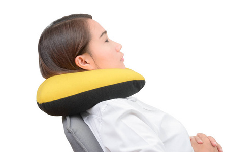 亚洲妇女使用颈部枕，搁在办公室椅子上孤立无援上