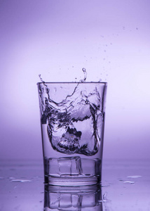 溅落下的冰块，在有水的玻璃杯
