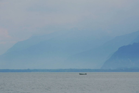 在瑞士蒙特勒日内瓦湖上漂浮的机动船