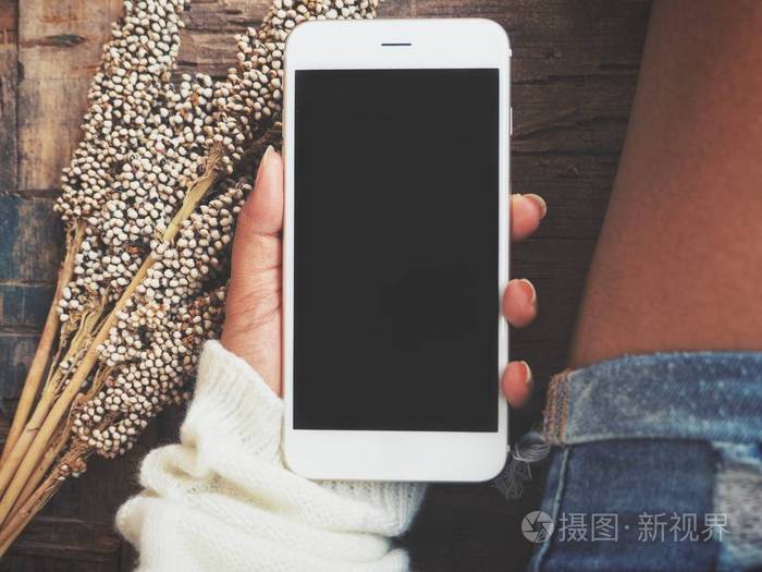 女性使用现代智能手机的特写照片-正版商用图片0u7ae2