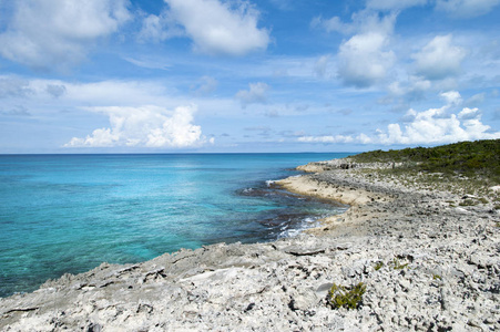 加勒比多岩石的海岸线