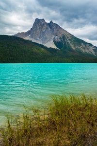 在加拿大，不列颠哥伦比亚，Yoho 国家公园的翡翠湖