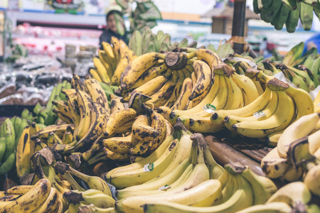 大堆的绿色和黄色的香蕉，在超市闲逛。印度尼西亚巴厘岛