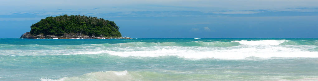 从晴朗的天空与热带海滩海景