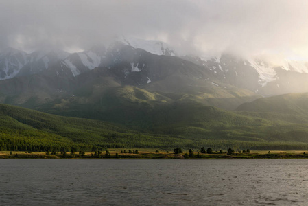 高山湖阴阳光雾图片