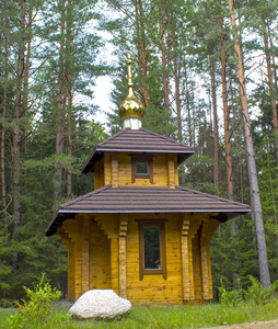 教堂，寺庙，教堂在森林里。木造的神庙上的松树背景