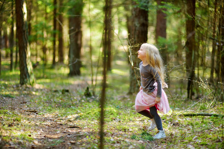 小女孩在森林中运行