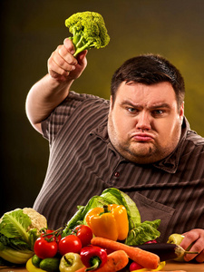 饮食胖子吃健康的食物。与蔬菜的健康早餐