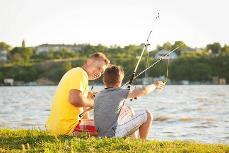 爸爸和儿子钓鱼图片