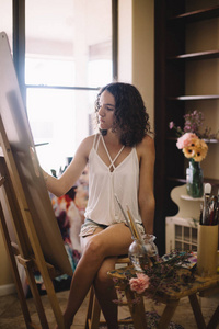 艺术家的女孩描绘在画布上的工作室