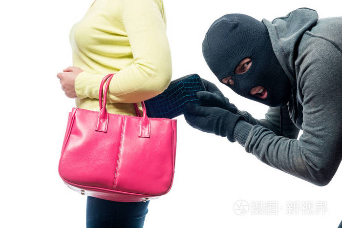 一个小偷扒手偷了一个钱包中的 balacl,妇女的袋子