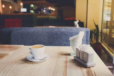 现代餐厅内部，咖啡杯在桌子上
