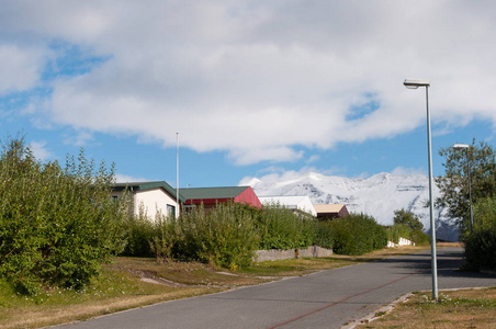 在冰岛赫里斯岛村庄的道路