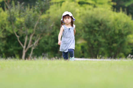 走在草地上的日本女孩2岁