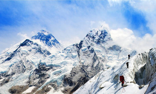 从 Kala Patthar 组的登山者登上珠穆朗玛峰