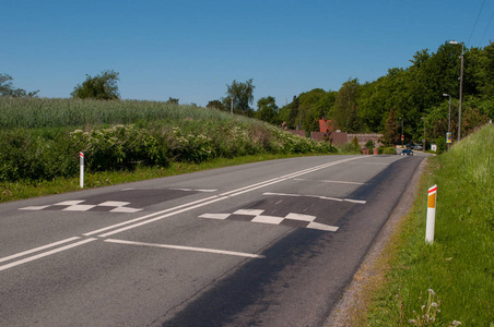 Hillerod 和 Allerod 在丹麦之间的道路上的减速带