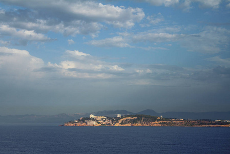 海洋海岸和城市萨鲁。塔拉戈纳，西班牙